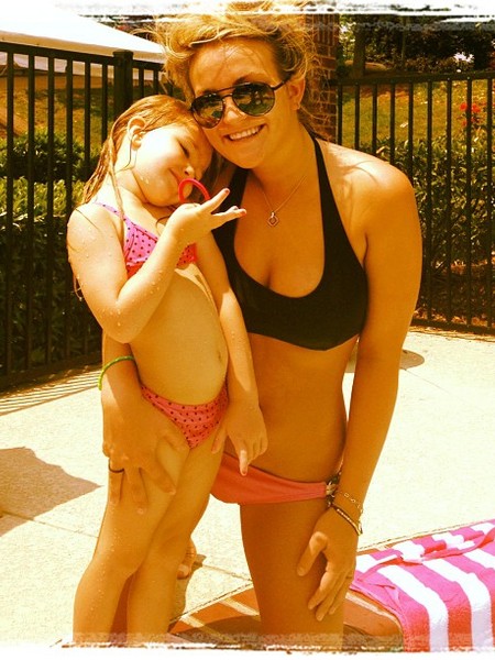 Extra Scoop: Pic! Jamie Lynn Spears Hangs Poolside with Daughter
