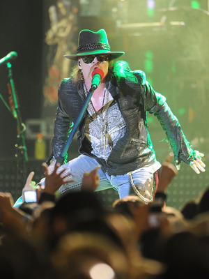 Extra Scoop: Guns N' Robbers! Axl Rose in $200K Jewelry Theft in Paris