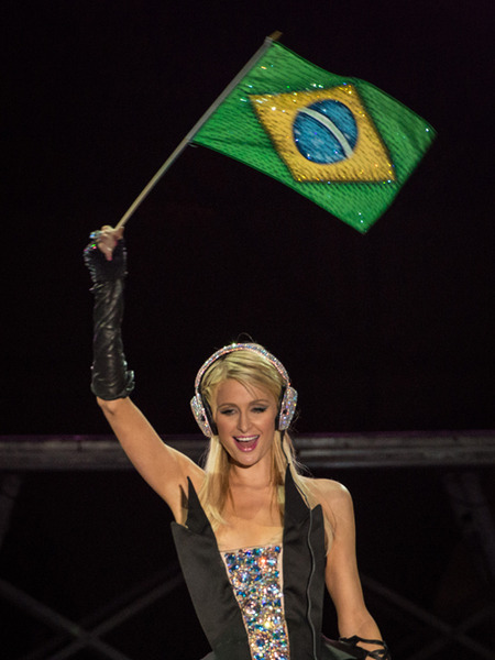 Paris Hilton Makes Deejay Debut