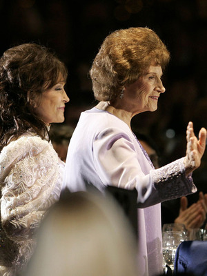 Extra Scoop: Country Superstar Kitty Wells Dies at 92