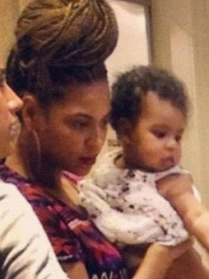 Extra Scoop: Fan Snaps Pic of Beyonce with Blue Ivy