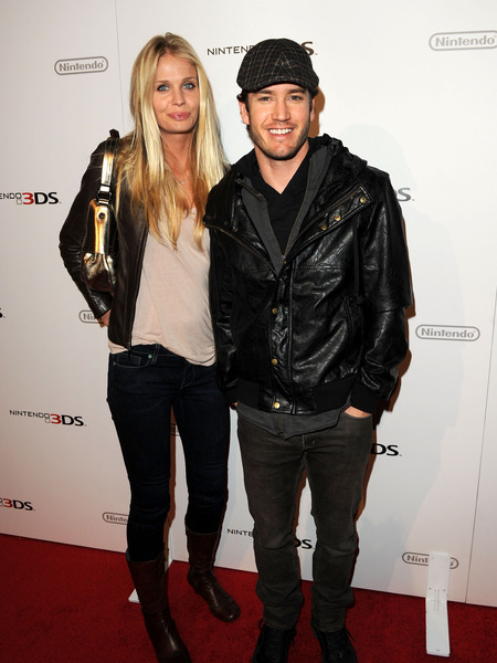 Extra Scoop: Mark-Paul Gosselaar Weds Long-Time GF
