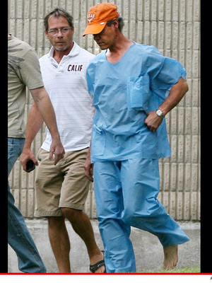 Extra Scoop: Randy Travis Leaves Jail in Paper Suit