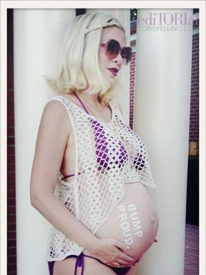 Extra Scoop: Tori Spelling is Baby 'Bump Proud'