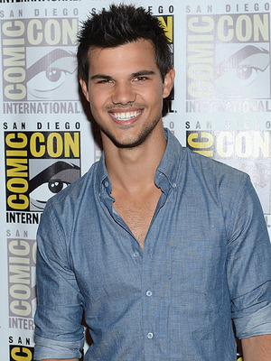 Extra Scoop: Is It New Love for 'Twilight' Hottie Taylor Lautner?