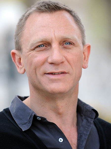 Daniel Craig Surprises Troops in Afghanistan