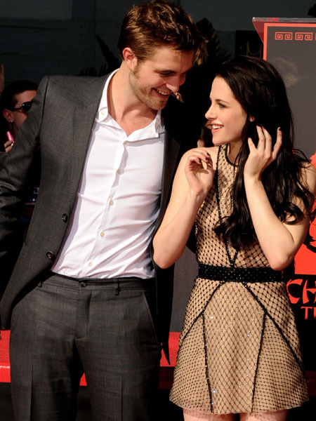 Robert Pattinson Lunches with Kristen Stewart, Honors Uma Thurman