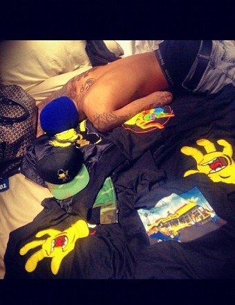 Rihanna Tweets Pic of Chris Brown in Bed