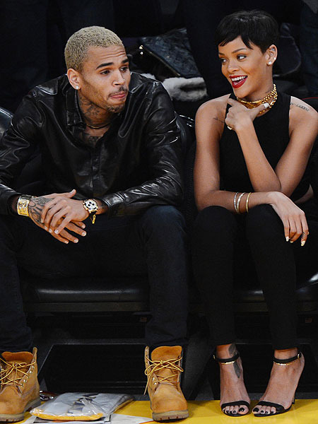 Pics! Rihanna and Chris Brown Snuggle at Lakers Game