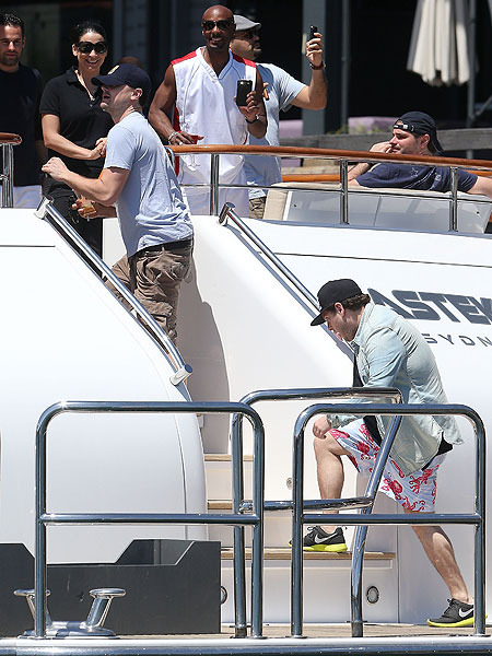 Leo DiCaprio and Jonah Hill on a Boat with Bikini-Clad Beauties!