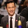 Joseph Gordon-Levitt Fixes Anne Hathaway’s Wardrobe Malfunction