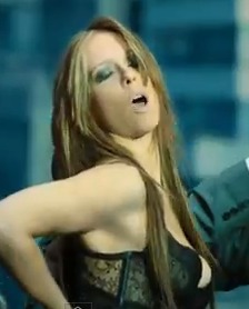 Hot Video! Jennifer Love Hewitt Sings 'I'm a Woman'
