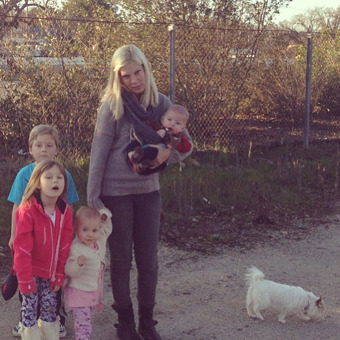Tori Spelling Stranded Roadside with Four Kids and a Dog!
