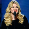  Kelly Clarkson Speaks Her Mind on Clive Davis Memoir