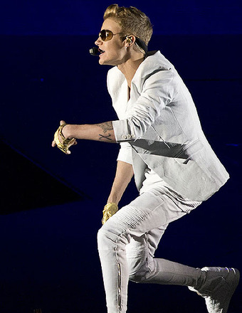 Justin Bieber Collapses on Stage… But Goes on with the Show