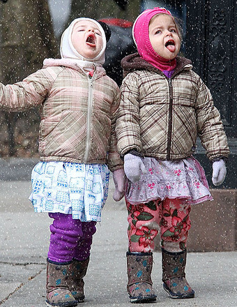 Pic! Sarah Jessica Parker’s Twins Catching Snowflakes
