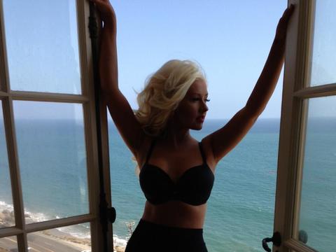 Pic! Christina Aguilera Shows Off Sexy Midriff
