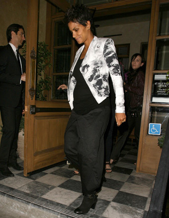 Halle Berry enjoyed dinner at Riverbella Restaurant in West Hollywood on Thursday.