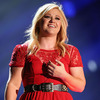  Oops! Kelly Clarkson Misplaces Her Engagement Ring [Getty Images]