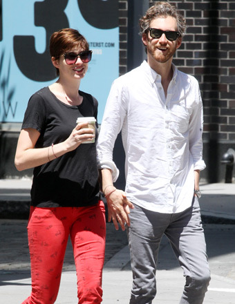 Anne Hathaway and husband Adam Shulman took a stroll in NYC.