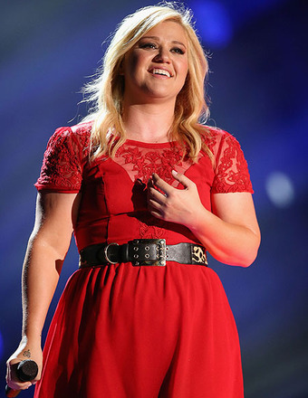 Kelly Clarkson Holds Free Concerts for Microsoft