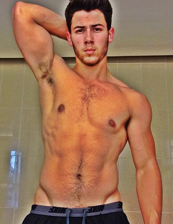 Pic! Nick Jonas Posts Sexy Six-Pack Selfie