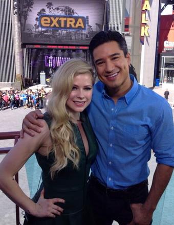 Avril Lavigne Performs ‘Rock N Roll’ for ‘Extra’ Fans!