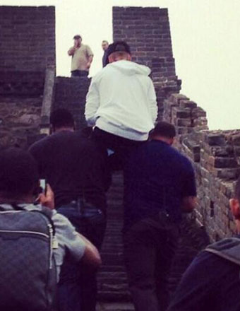 Outrageous Pics! Bodyguards Carry Justin Bieber Up Great Wall of China
