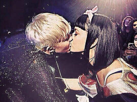 Miley Cyrus Plants One on Katy Perry -- See Them Kiss!
