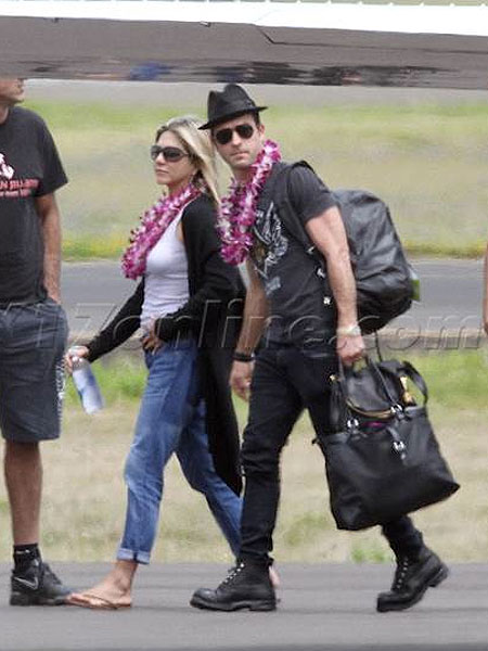 X17online aniston-theroux.jpg