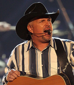 Sources tell 'Extra' that country legend Garth Brooks is working out a deal to perform at the Encore Hotel and Casino.