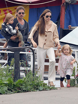 Splash News pitt-jolie-clan.jpg