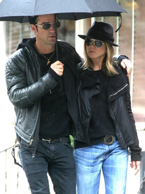 Jennifer Aniston and Justin Theroux took a stroll through soggy New York