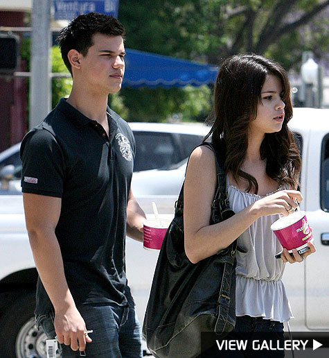 selena gomez and taylor lautner out on another date
