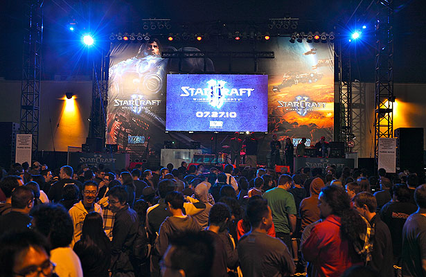 Over a thousand players gather at an electronics store in Orange County, CA for the midnight launch of Blizzard Entertainment's newest computer game, StarCraft II: Wings of Liberty star-craft1.jpg